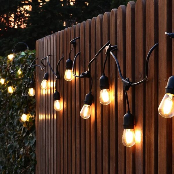 LED lampu virtene ar piekārtām ligzdām ir neatņemama vasaras terašu sastāvdaļa! Izrotājiet savu dārzu, kā arī restorāna vai biroja pagalmu. Pērciet tagad!