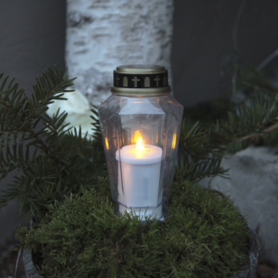 Kapu sveces caurspīdīgas